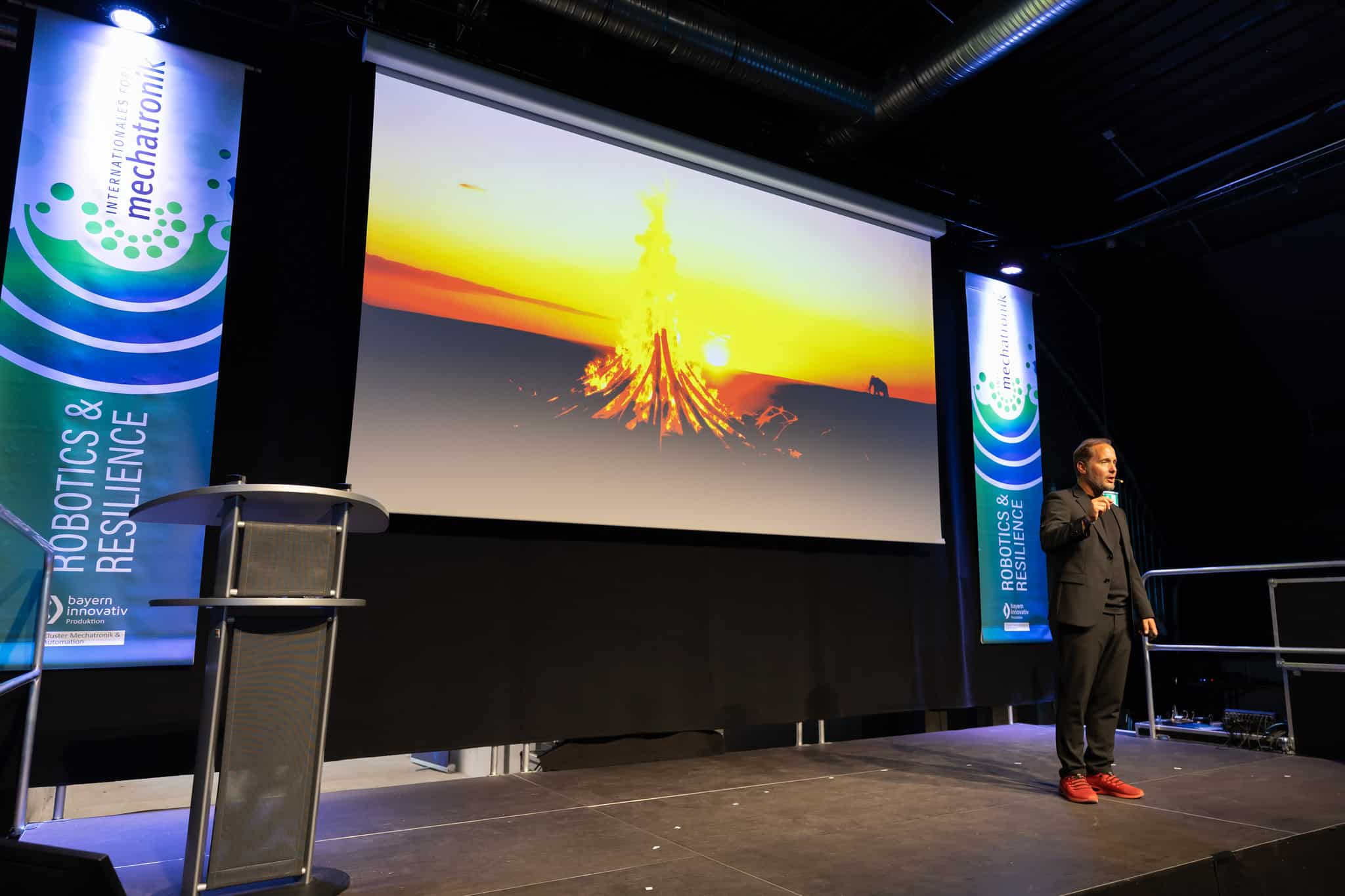 Jürgen Menhart mit der Lagerfeuer-Metapher auf der Bühne