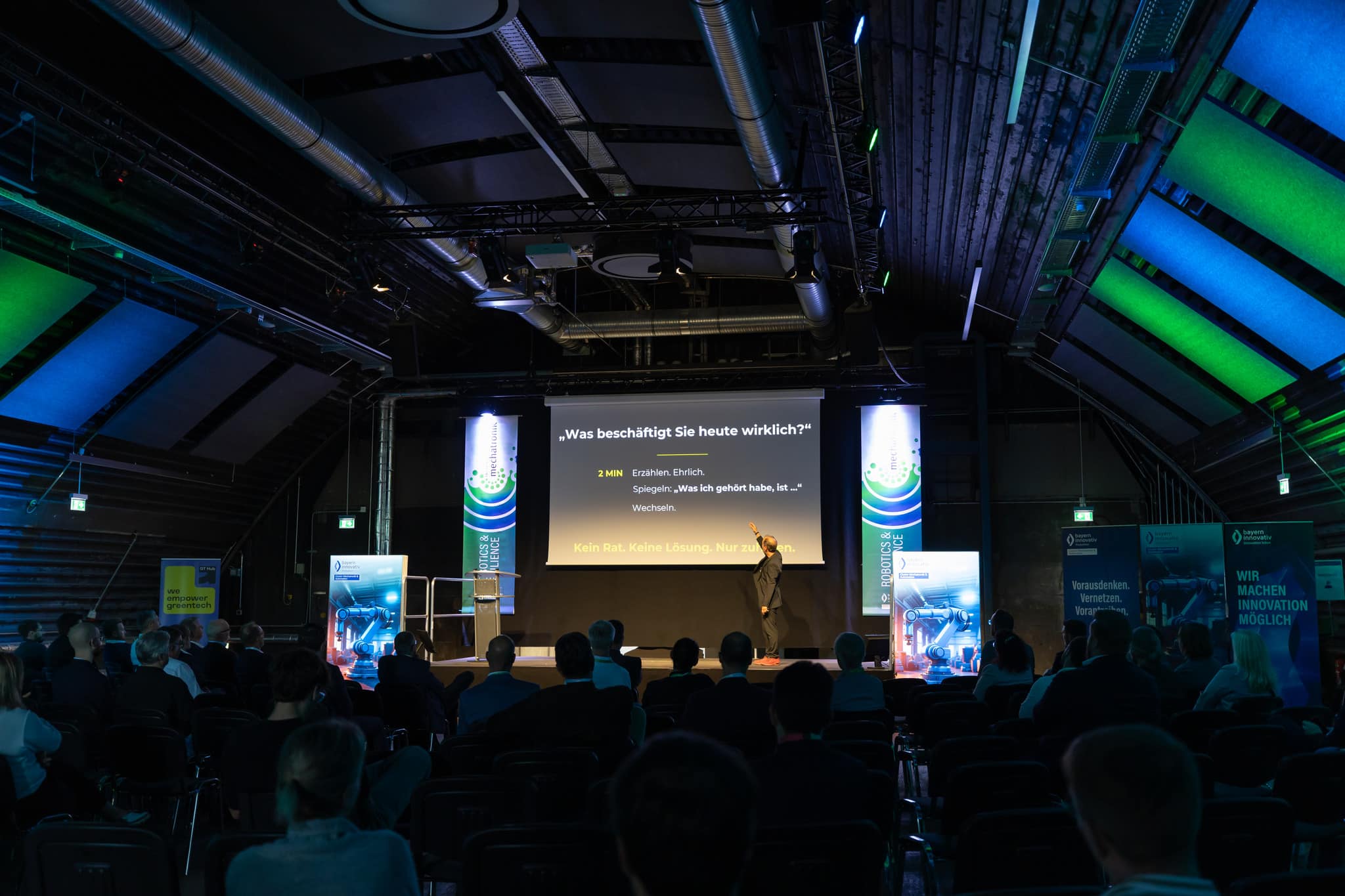 Voller Saal bei der Keynote von Jürgen Menhart beim Internationalen Forum Mechatronik in Memmingen